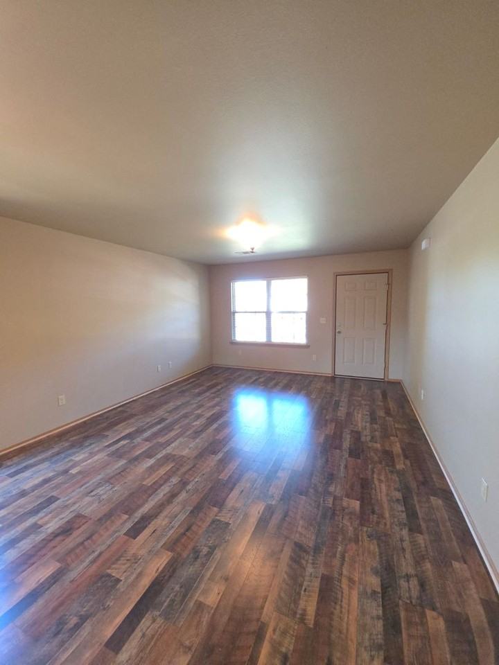 813 W 14th St - Photo 2 of 28