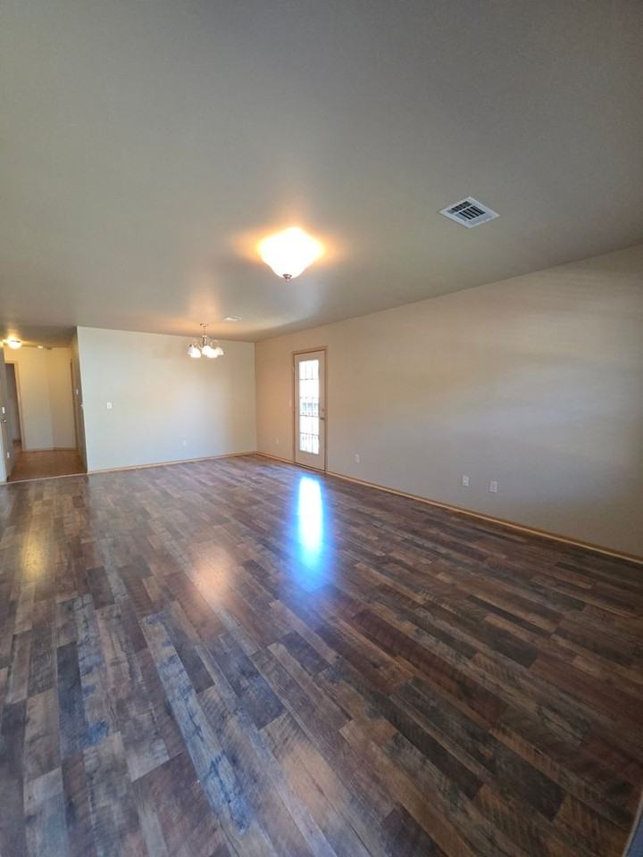 813 W 14th St - Photo 3 of 28