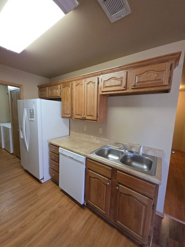 813 W 14th St - Photo 7 of 28