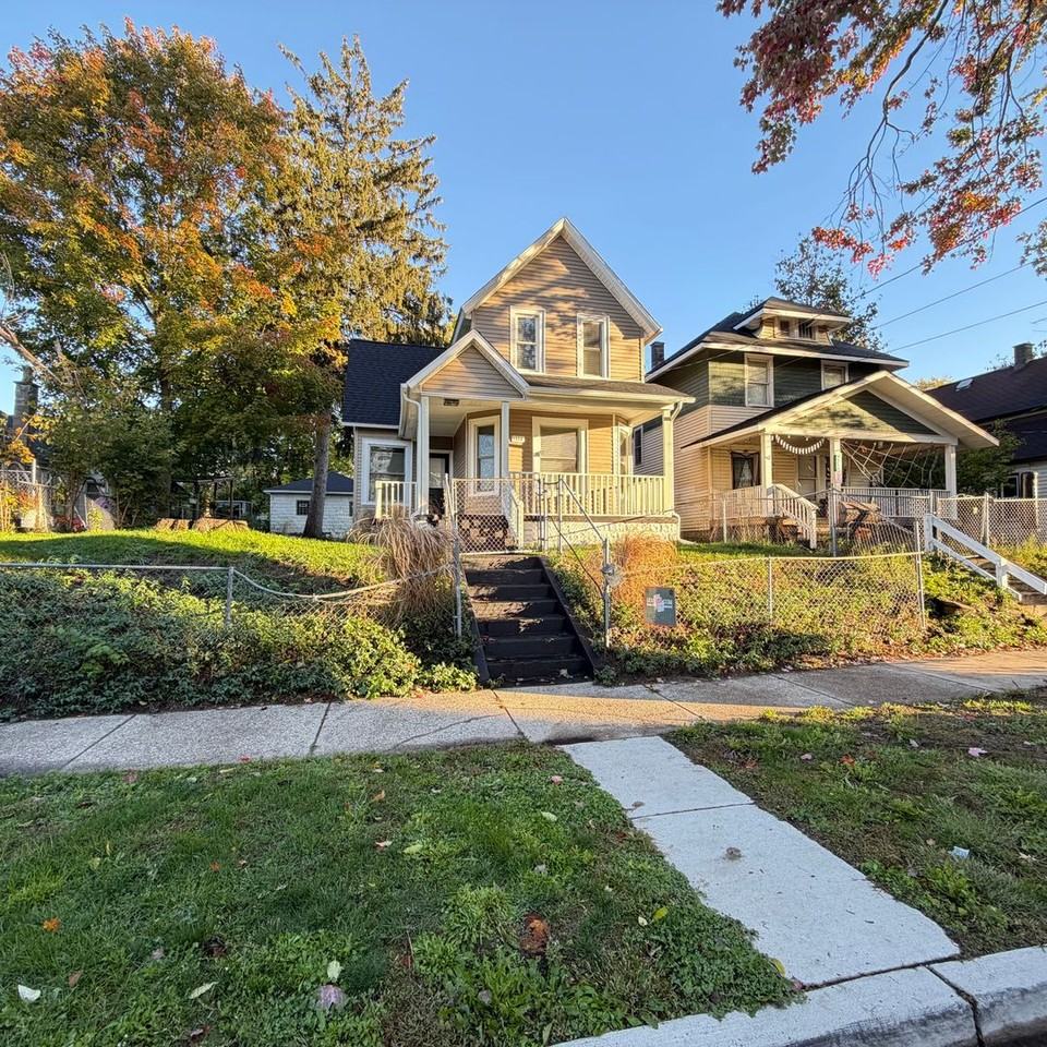 1023 Sigsbee St Se - Photo 3 of 25