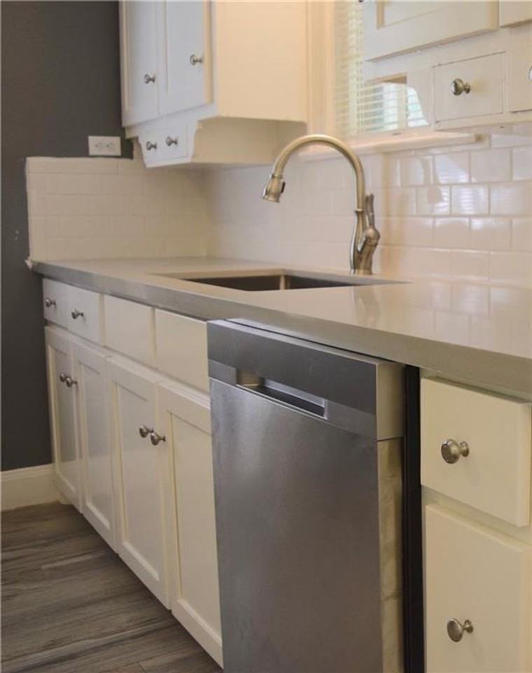 1101 W 22nd St - Photo 5 of 27