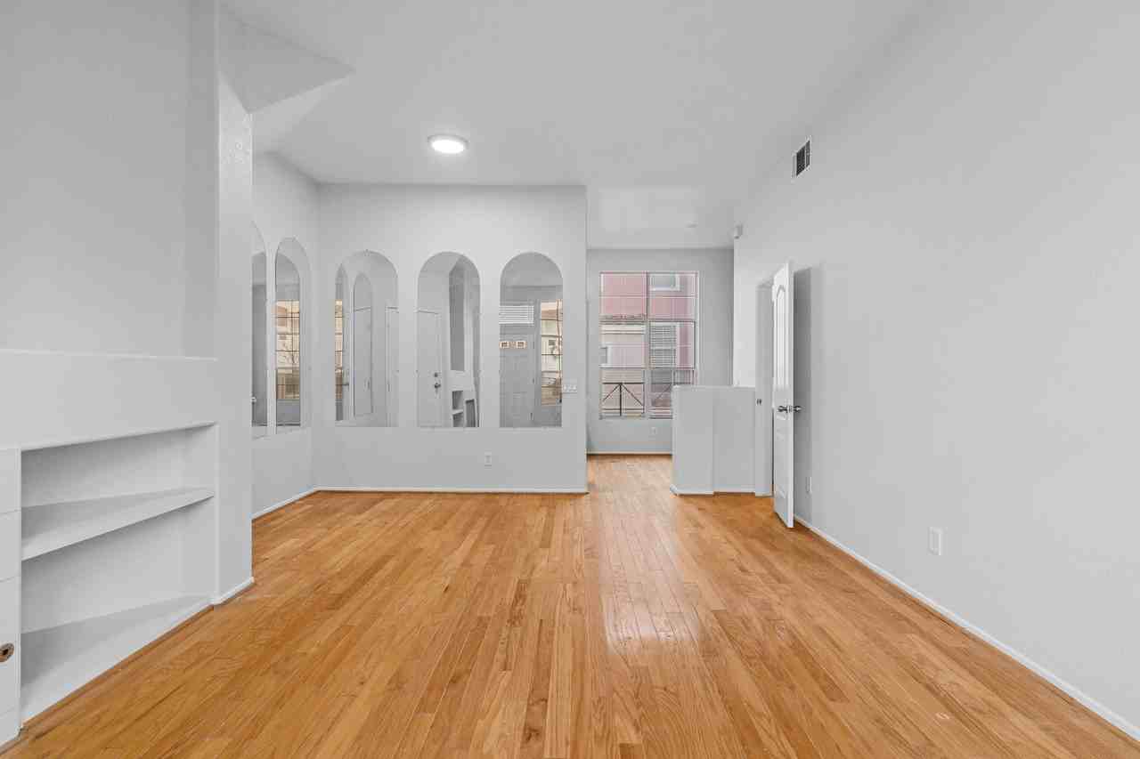 1050 S Volterra Way - Photo 3 of 29