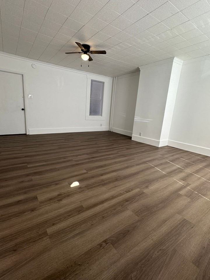 565 W Market St - Photo 2 of 16