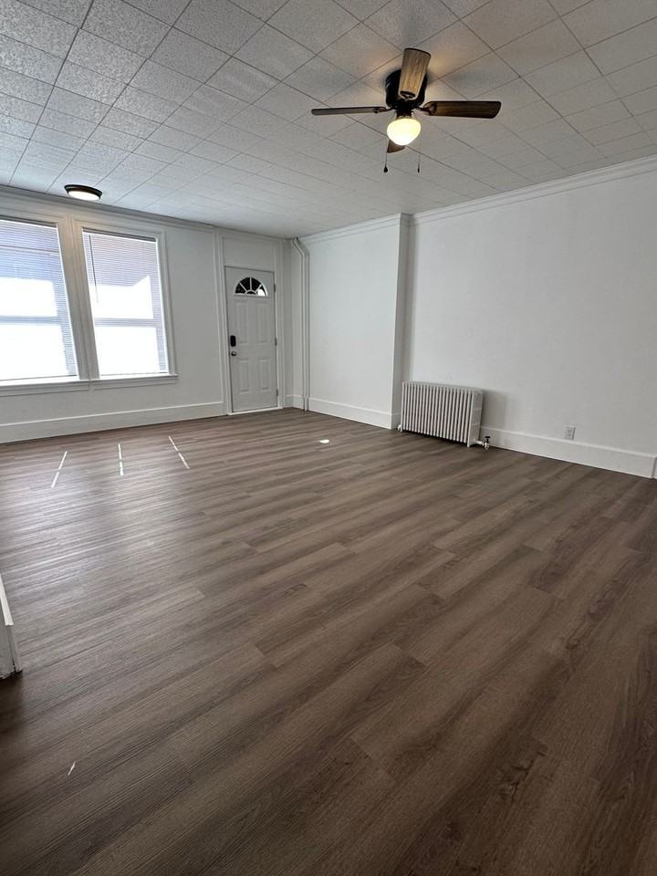 565 West Market Street - Photo 4 of 24