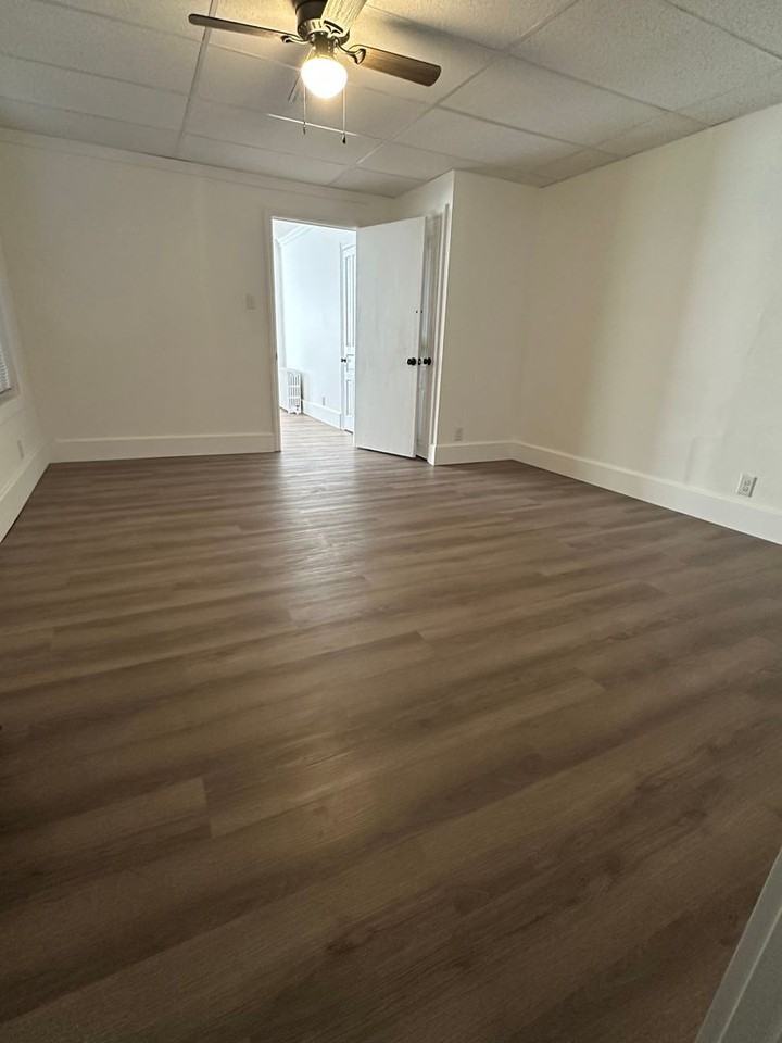 565 West Market Street - Photo 5 of 24