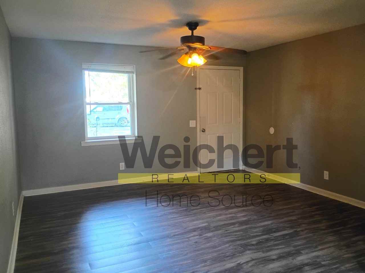 420 E Locust St - Photo 3 of 11