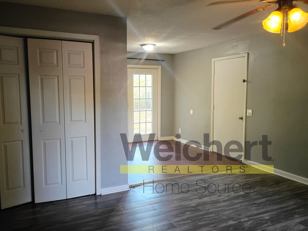 420 E Locust St - Photo 4 of 11