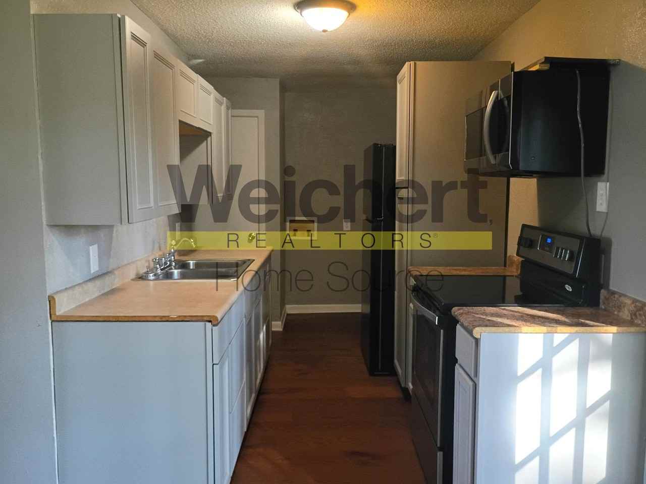 420 E Locust St - Photo 5 of 11