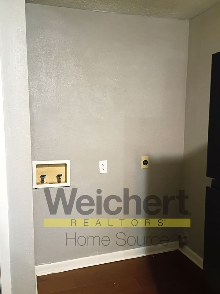 420 E Locust St - Photo 6 of 11