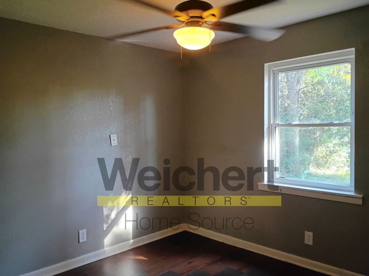 420 E Locust St - Photo 7 of 11