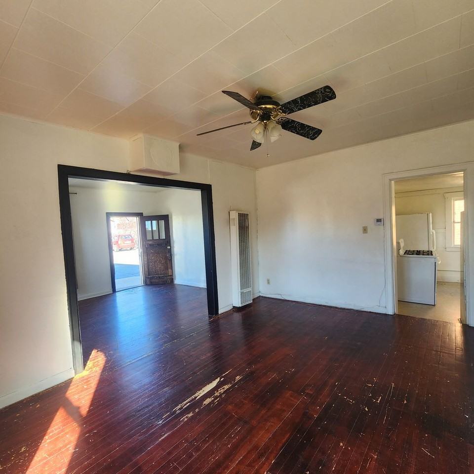 312 W Aluminum St - Photo 2 of 8