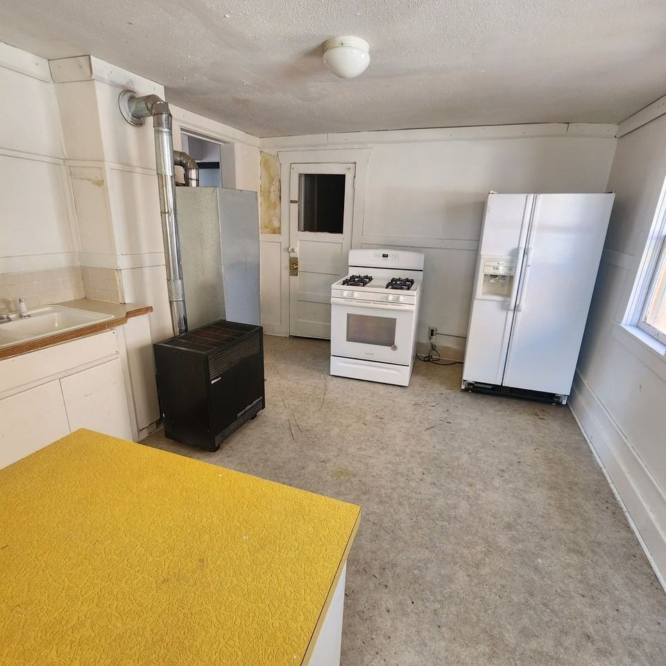 312 W Aluminum St - Photo 4 of 8