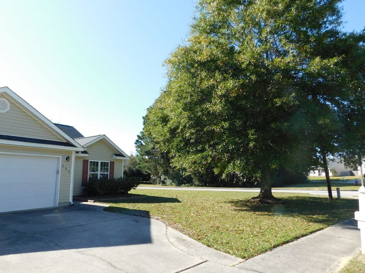 205 Sellhorn Blvd - Photo 3 of 39