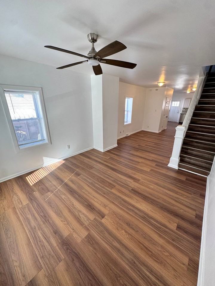 909 S Hall St - Photo 3 of 23