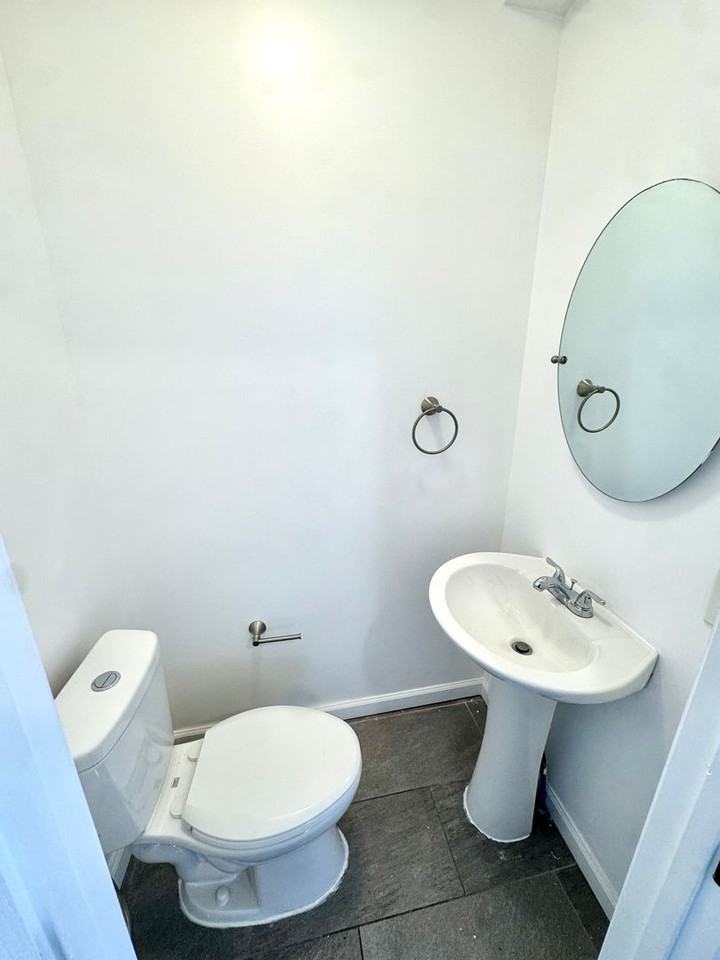 909 S Hall St - Photo 5 of 23