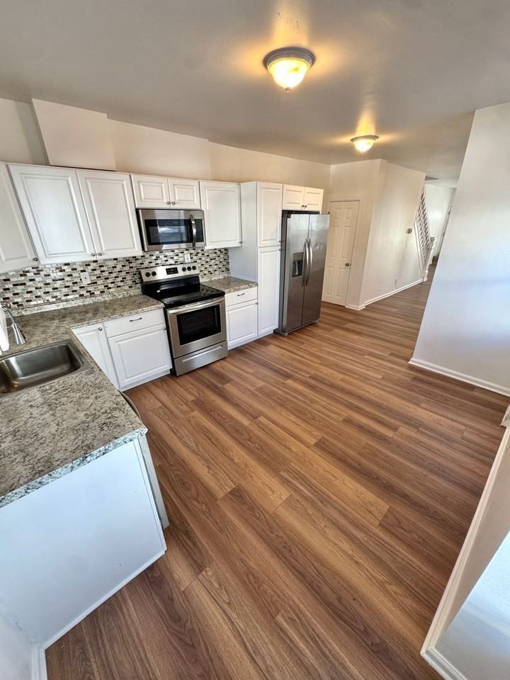 909 S Hall St - Photo 6 of 23