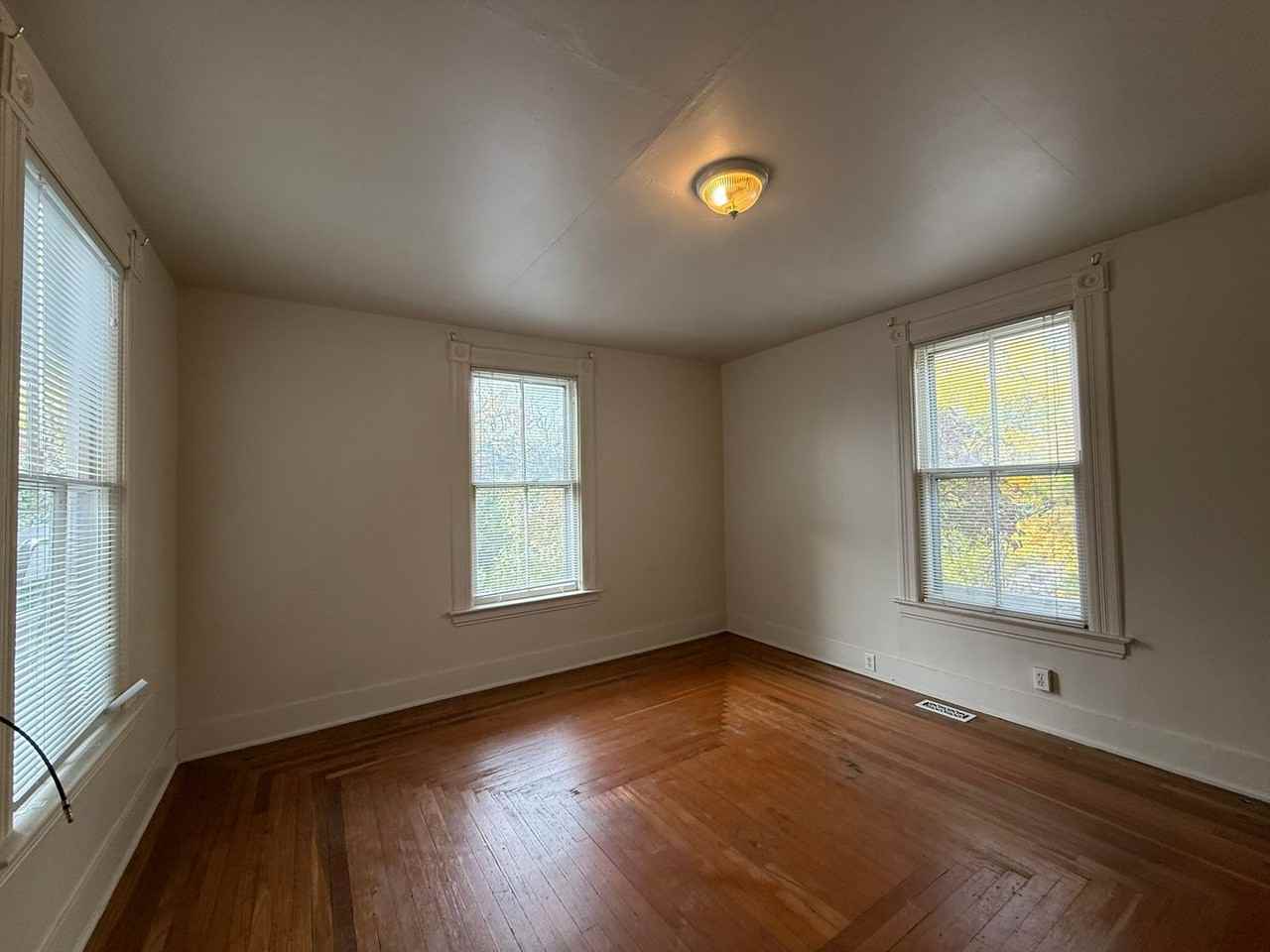 5770 26th Ave Ne - Photo 2 of 10