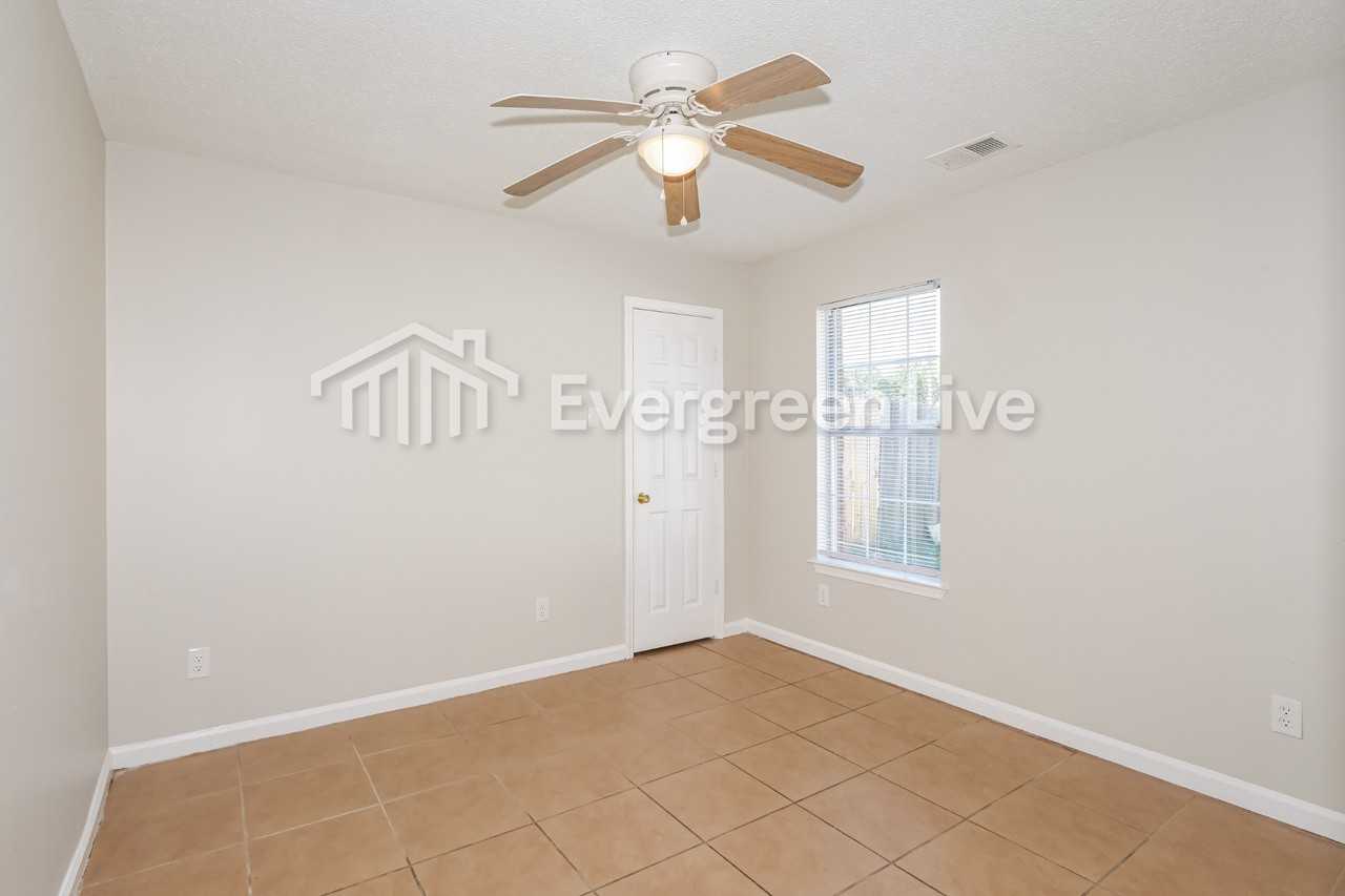 261 Gracewood St - Photo 4 of 15