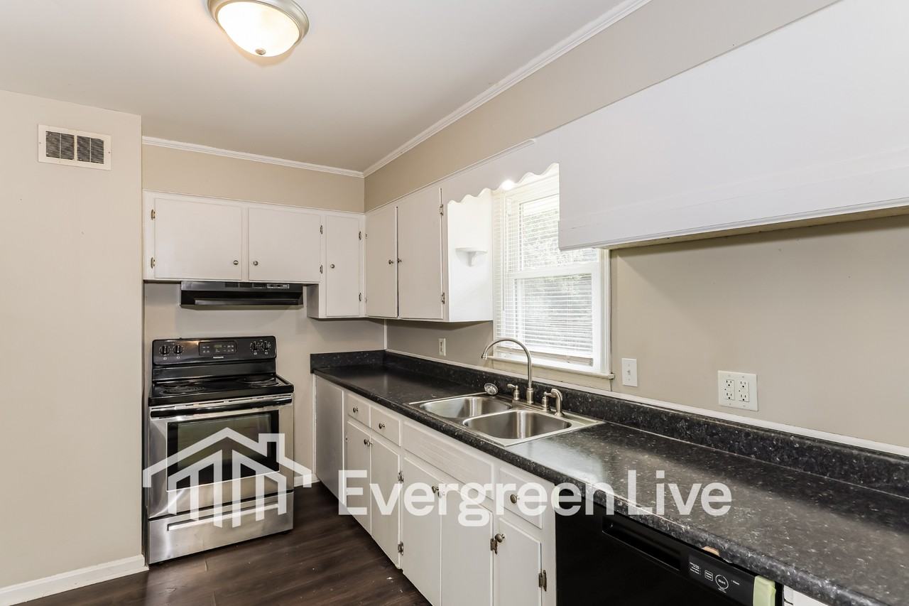 2140 Balfour St - Photo 4 of 15