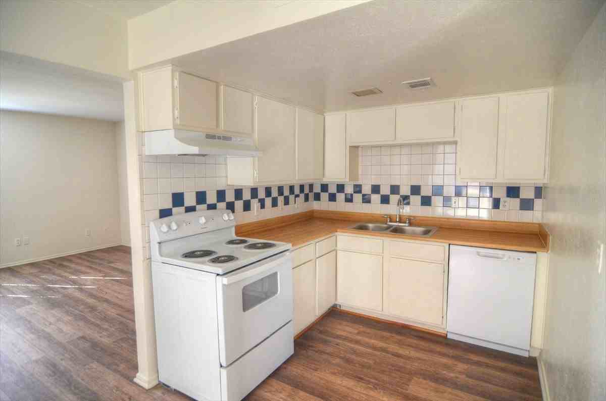 1826 Randolph Dr - Photo 2 of 7