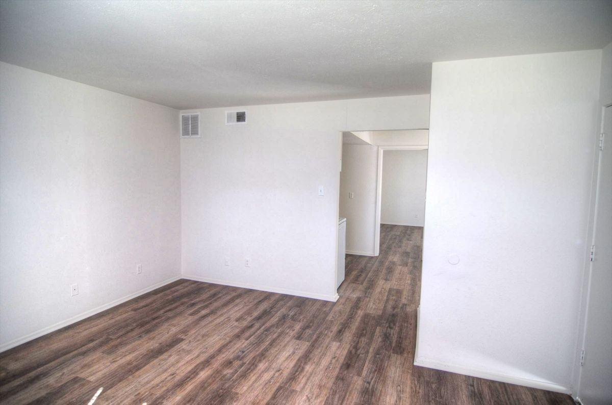 1826 Randolph Dr - Photo 3 of 7