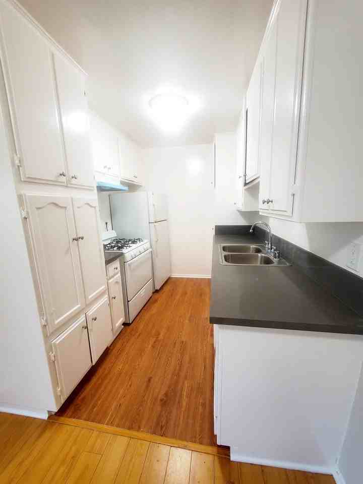 425 North Hobart Blvd. - Photo 6 of 50