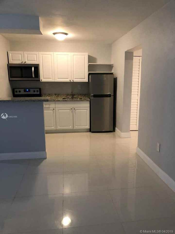 6Plex 1479 NW 16 ST - Photo 2 of 6