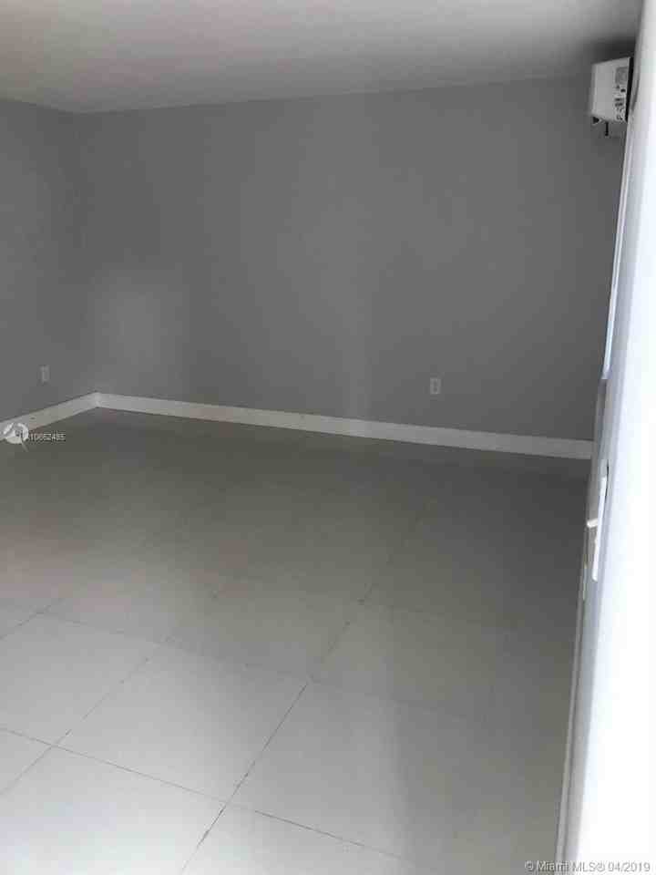 6Plex 1479 NW 16 ST - Photo 3 of 6