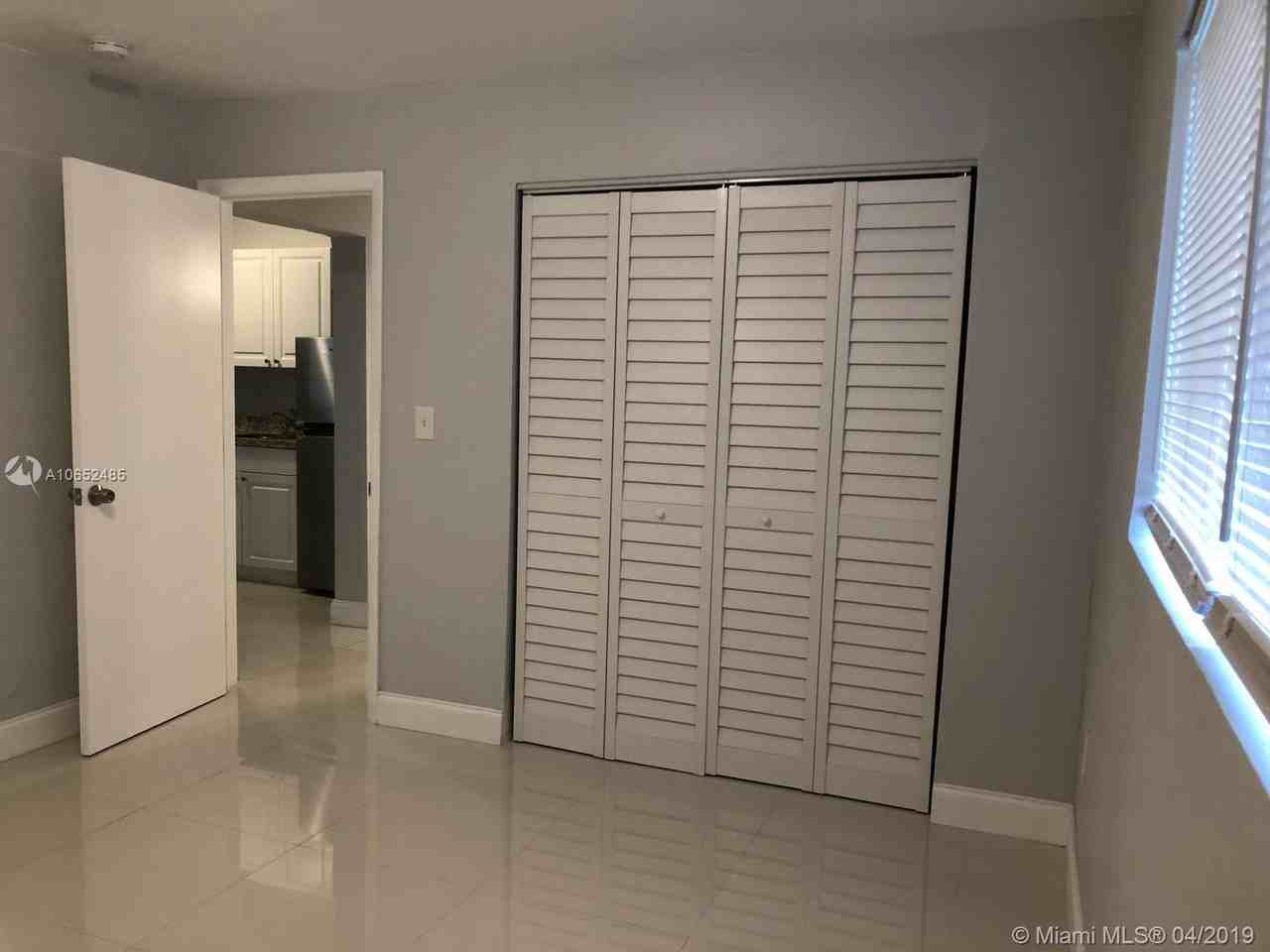 6Plex 1479 NW 16 ST - Photo 4 of 6