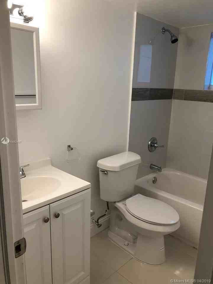 6Plex 1479 NW 16 ST - Photo 6 of 6