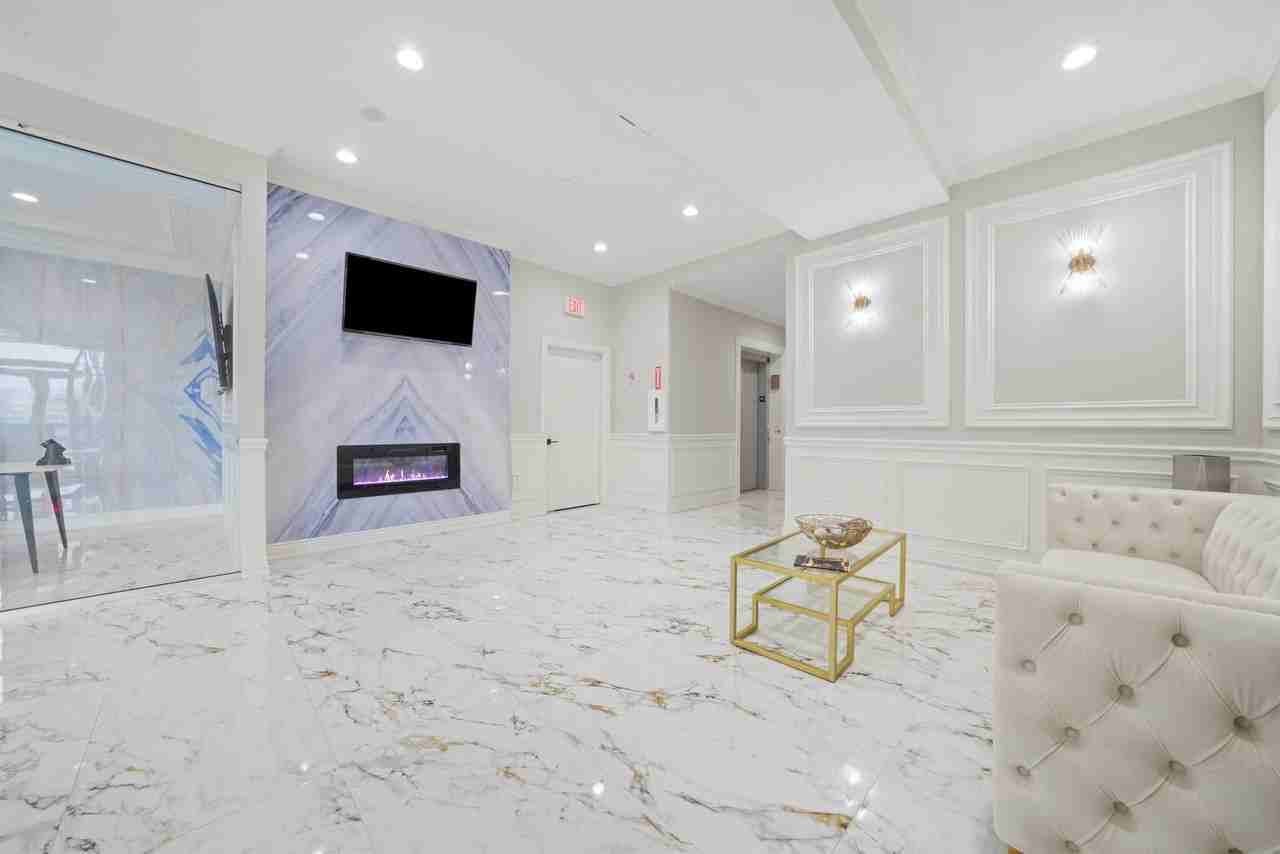 Premier Luxury Apartments - Photo 7 of 43