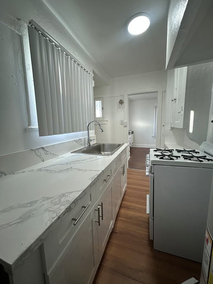 4214 S Hoover St #4218 - Photo 6 of 7