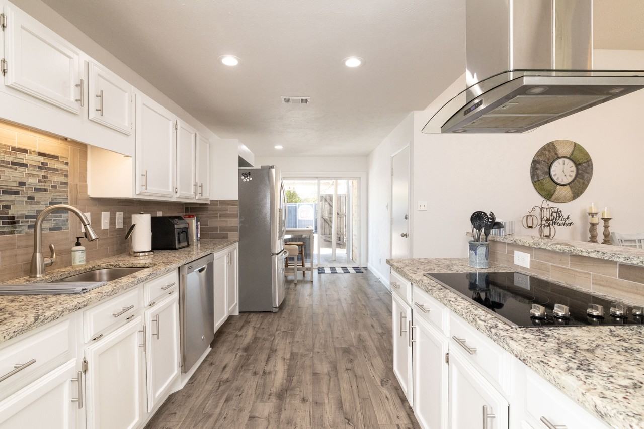 864 Warwick Dr #NA - Photo 3 of 29