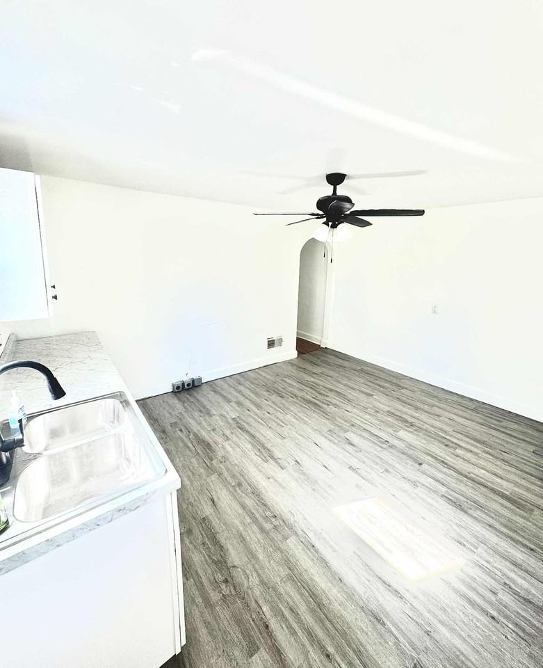 212 S Chestnut St #4 - Photo 4 of 5