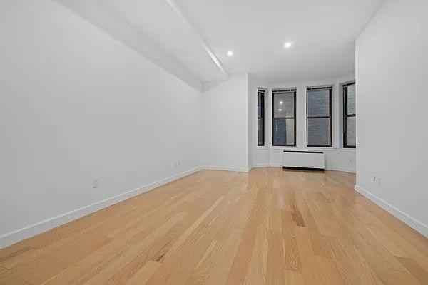 Wall St #18G - Photo 2 of 8