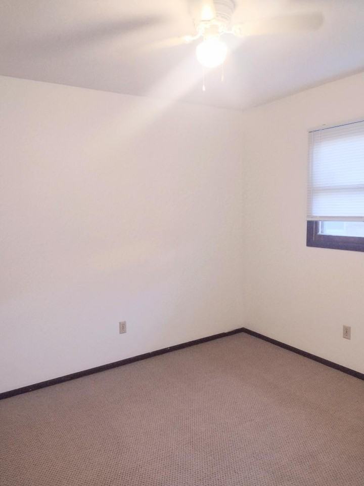 107 E Avenue B - Photo 4 of 12