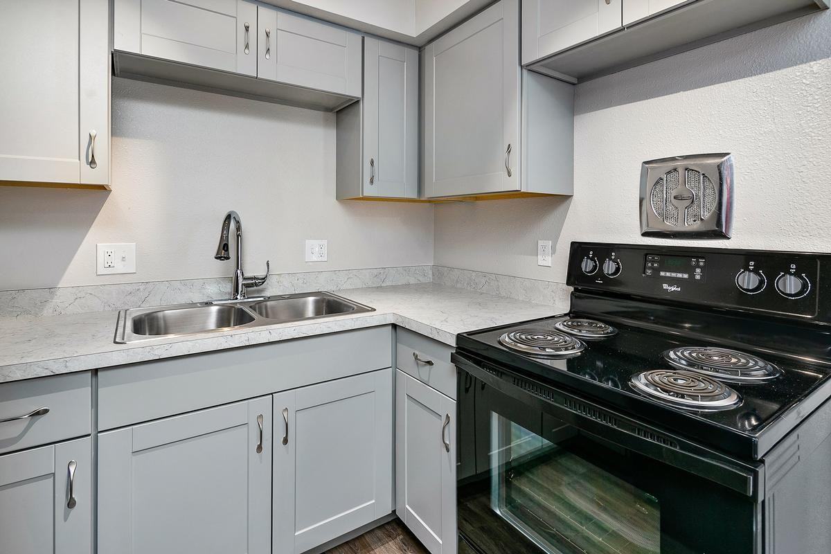 4703 Kootenai St - Photo 5 of 26