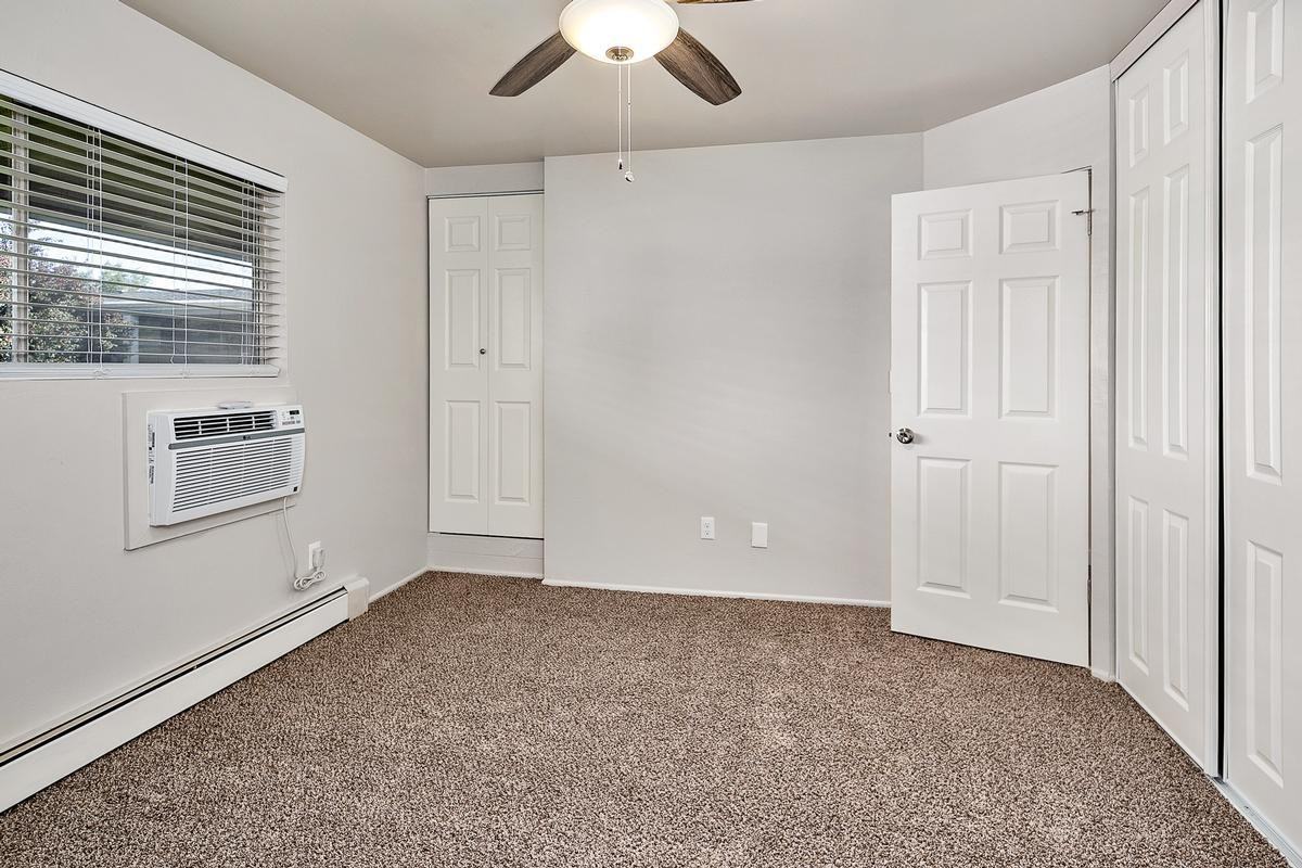 4703 Kootenai St - Photo 6 of 23