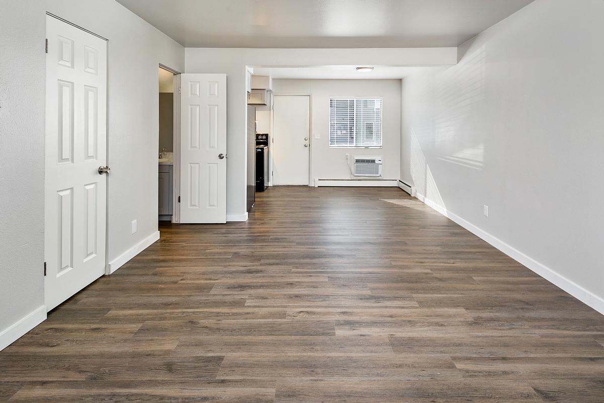 4703 Kootenai St - Photo 6 of 26