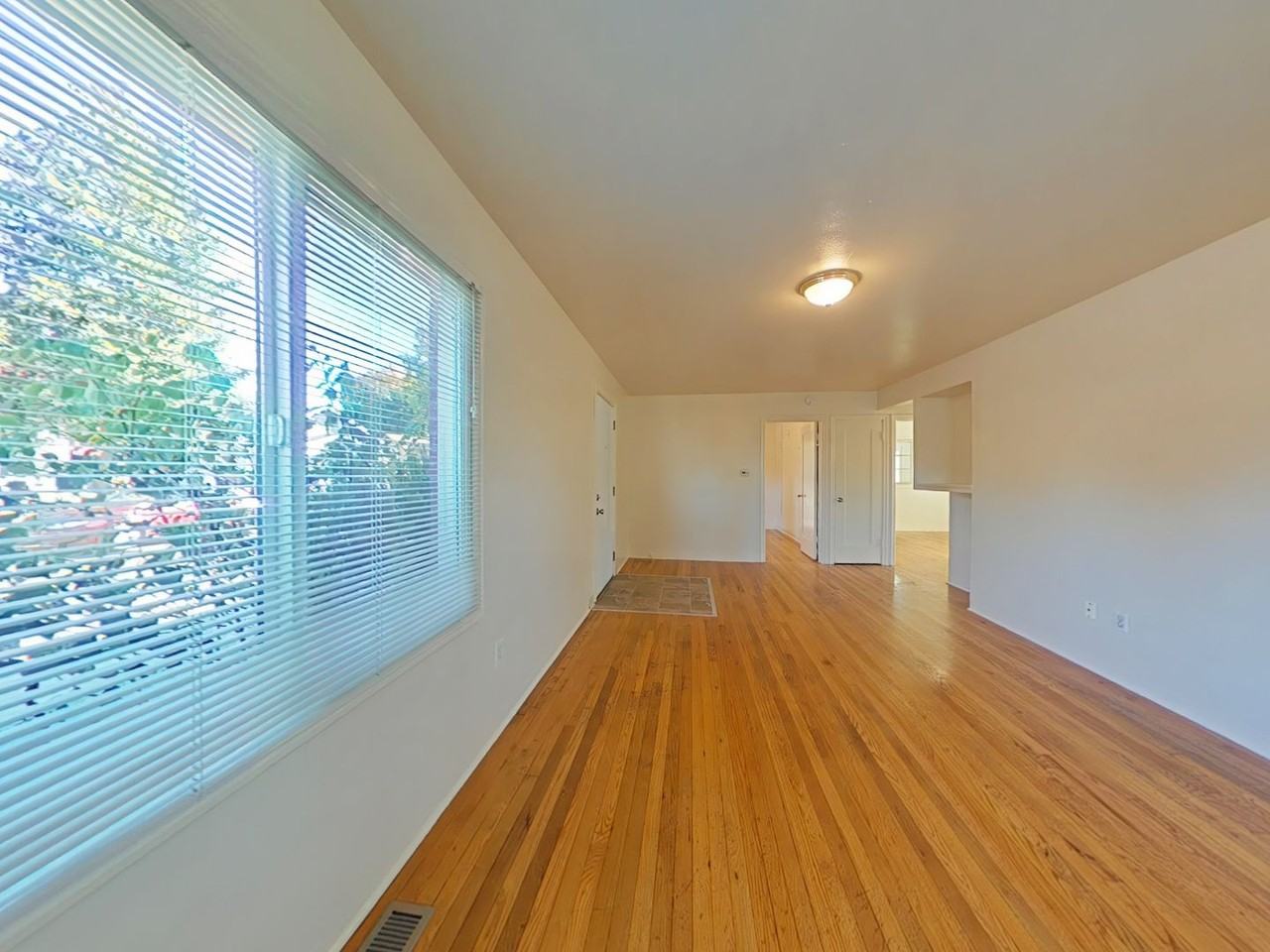 446 Nw Kings Blvd - Photo 4 of 18