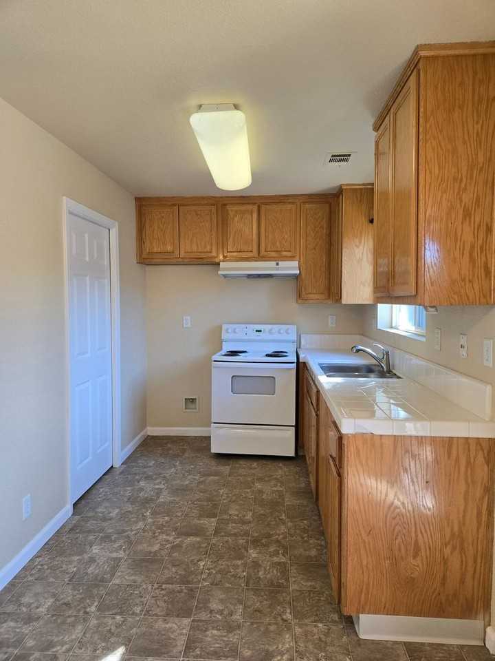 558 Vermont Avenue #B - Photo 3 of 9