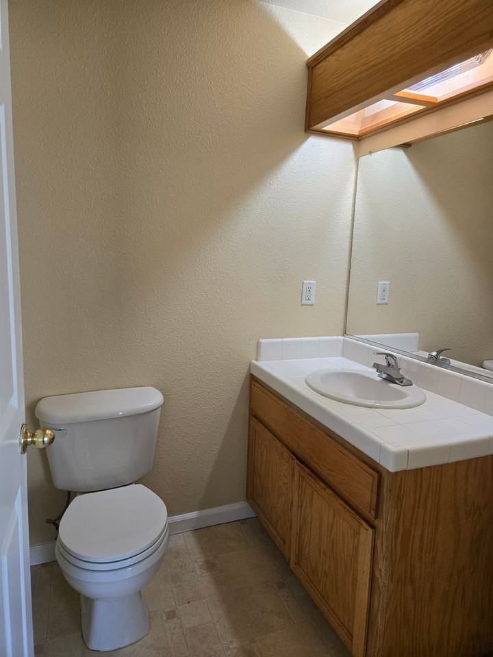 558 Vermont Avenue #B - Photo 4 of 9