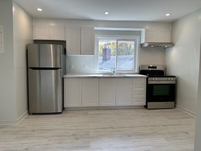 220 Iona Street #4 - Photo 5 of 14