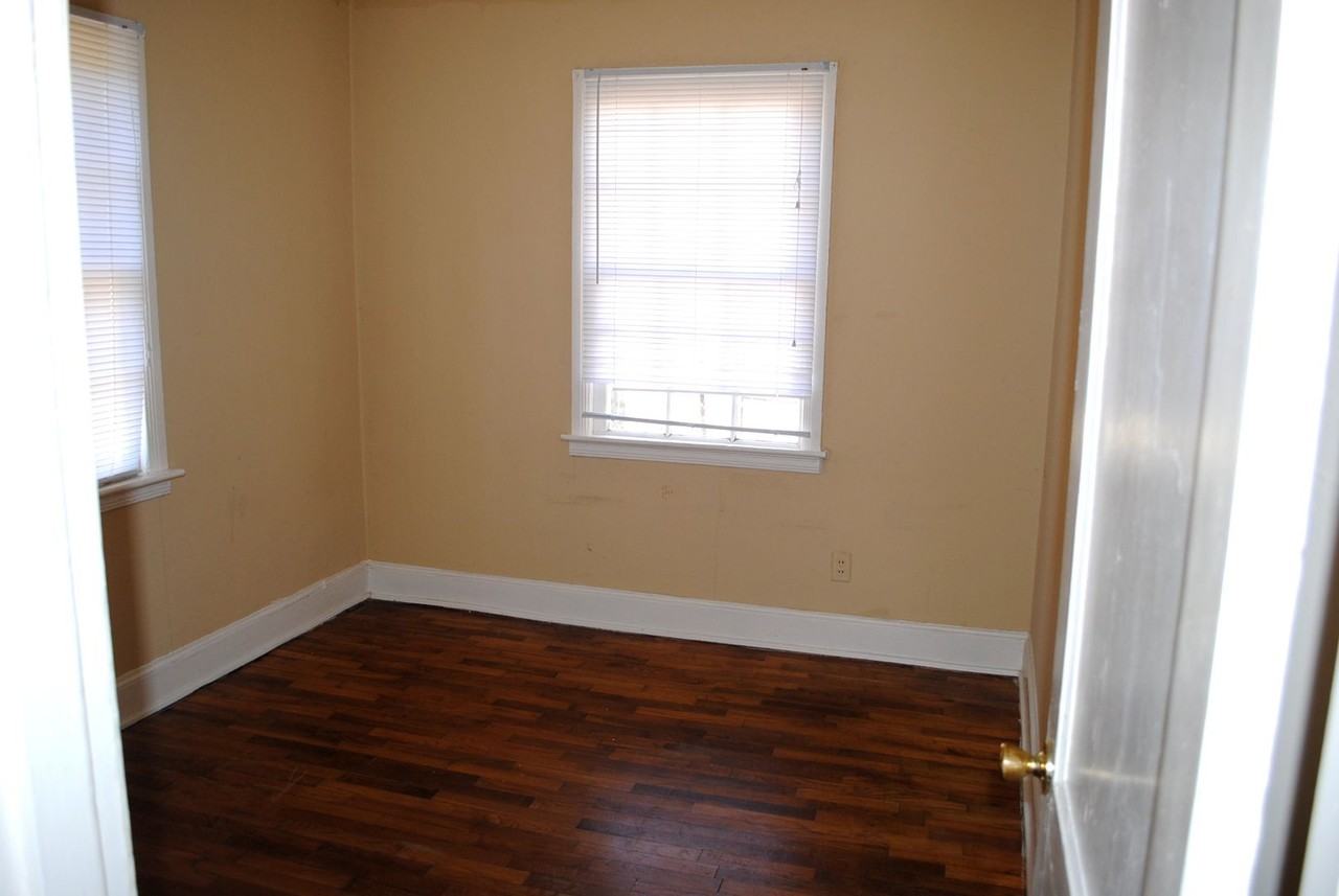 504 N Railroad Ave - Photo 4 of 5