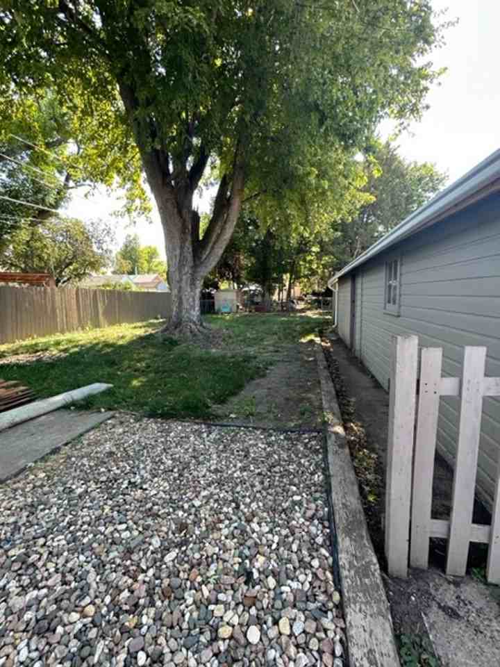 1529 E 8th St - Photo 2 of 8