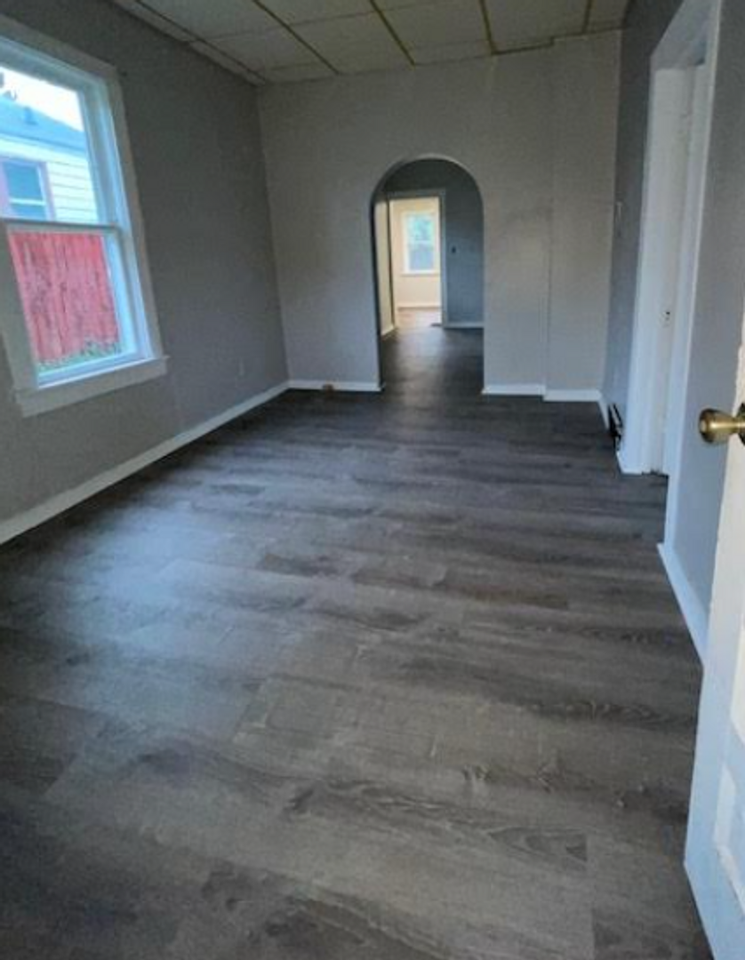 1529 E 8th St - Photo 3 of 8