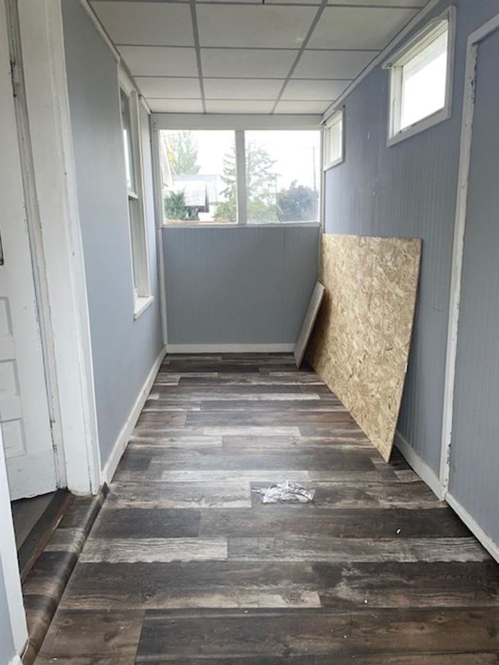 1529 E 8th St - Photo 4 of 8