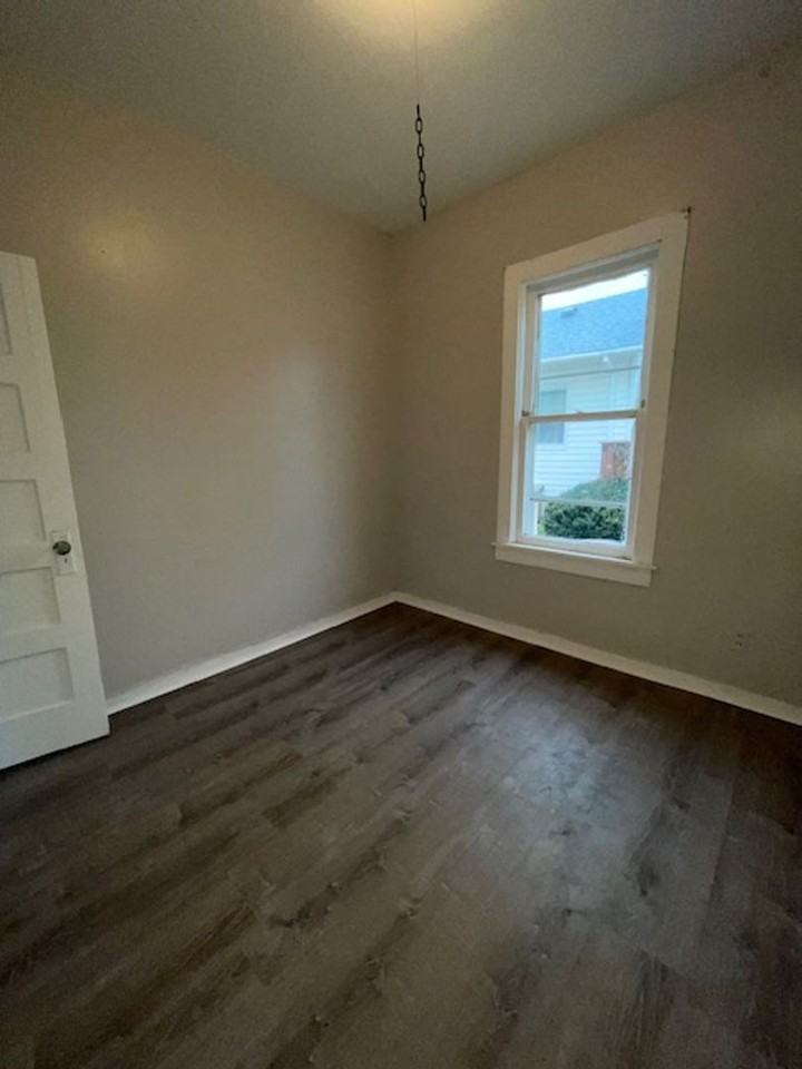 1529 E 8th St - Photo 5 of 8