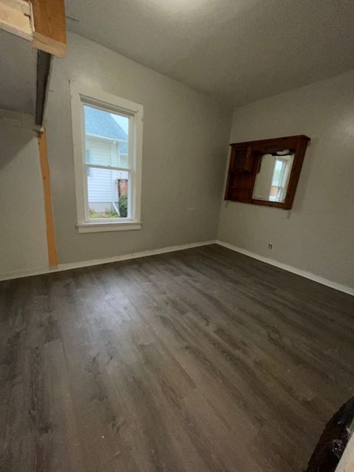 1529 E 8th St - Photo 6 of 8