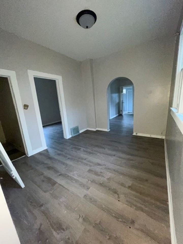 1529 E 8th St - Photo 7 of 8